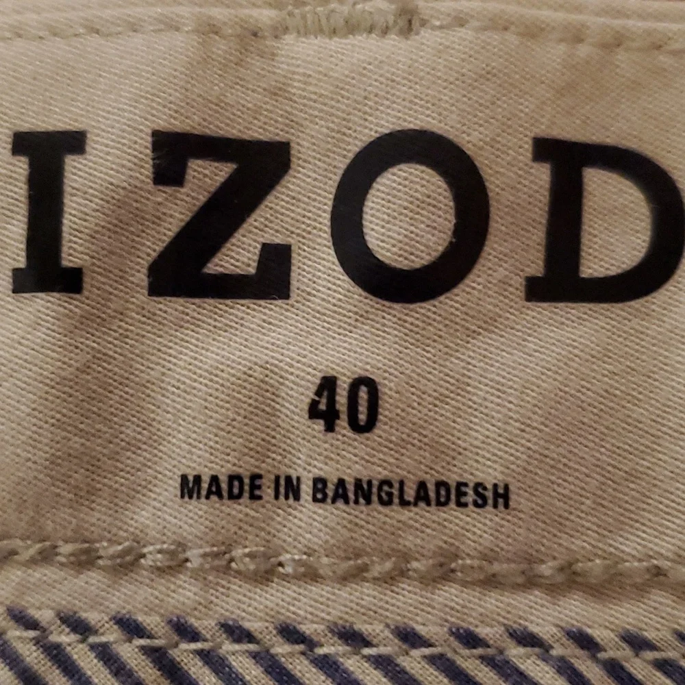 IZOD Men's Light Gray Khaki Shorts - Size 40